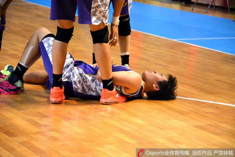 看台上，热情的球迷高高举起支持刘玉栋的手绘海报，即便在女篮赛场，“战神”的人气依然不减当年。