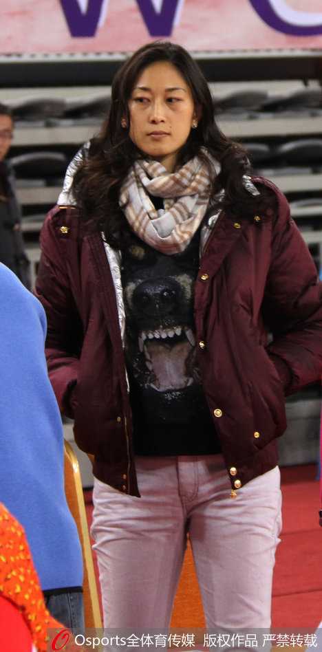 八一队助理教练隋菲菲在场边凝神指挥，眼神中透露出对场上局势的精准阅读与对年轻队员的殷切期待。