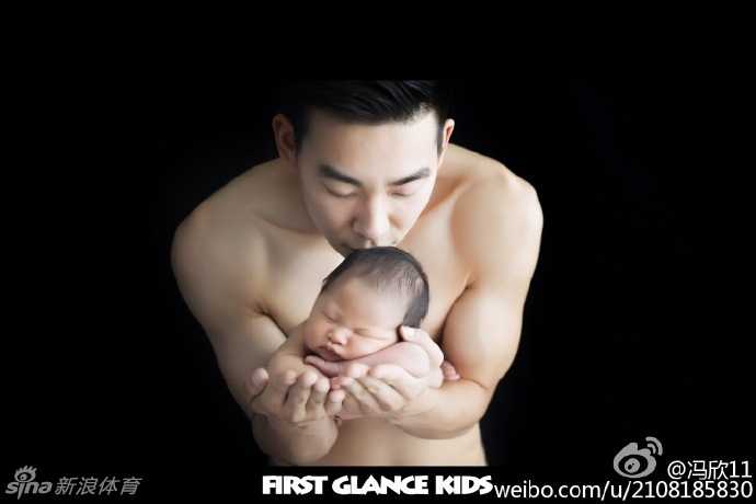 冯欣将宝贝高高举起，仿佛托起了未来的希望，父子俩的笑容在阳光下同样灿烂夺目。