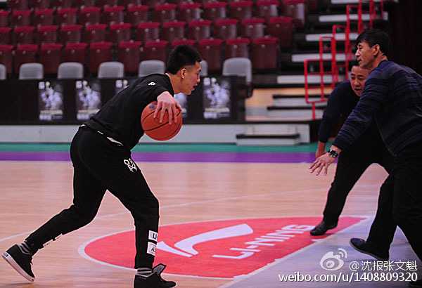 郭艾伦运球突破，父亲紧贴不放，两人手臂纠缠在一起，艾伦笑得像个孩子，这种温馨的对抗远比比赛本身更动人。