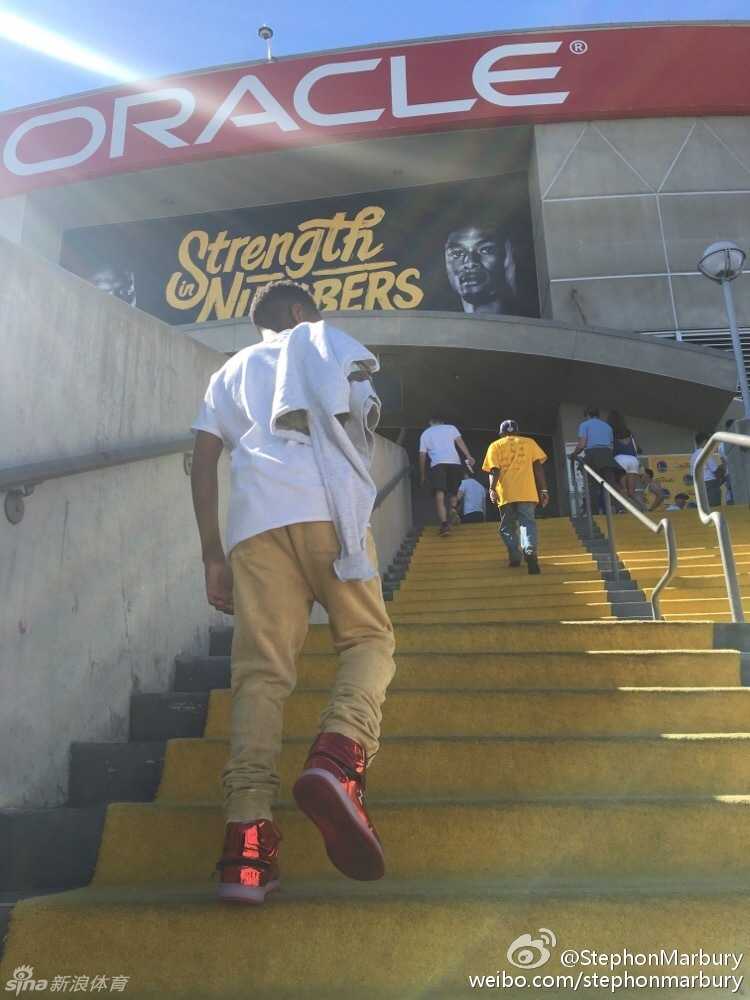 走进球馆内部，面对眼前人声鼎沸、灯光璀璨的震撼场面，小马兴奋地张开双臂，仿佛要拥抱整个赛场，而身后的马布里则露出欣慰而满足的笑容，为儿子的这份热爱而感动。