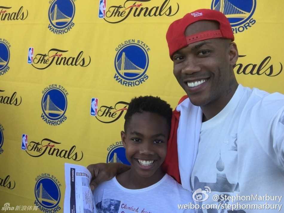 走在通往球场的通道内，马布里侧身低头，温柔地看向身边的儿子小马，眼神中满是鼓励与期待，仿佛在告诉孩子：未来的路，我陪你一起走，未来的战场，等你来征服。