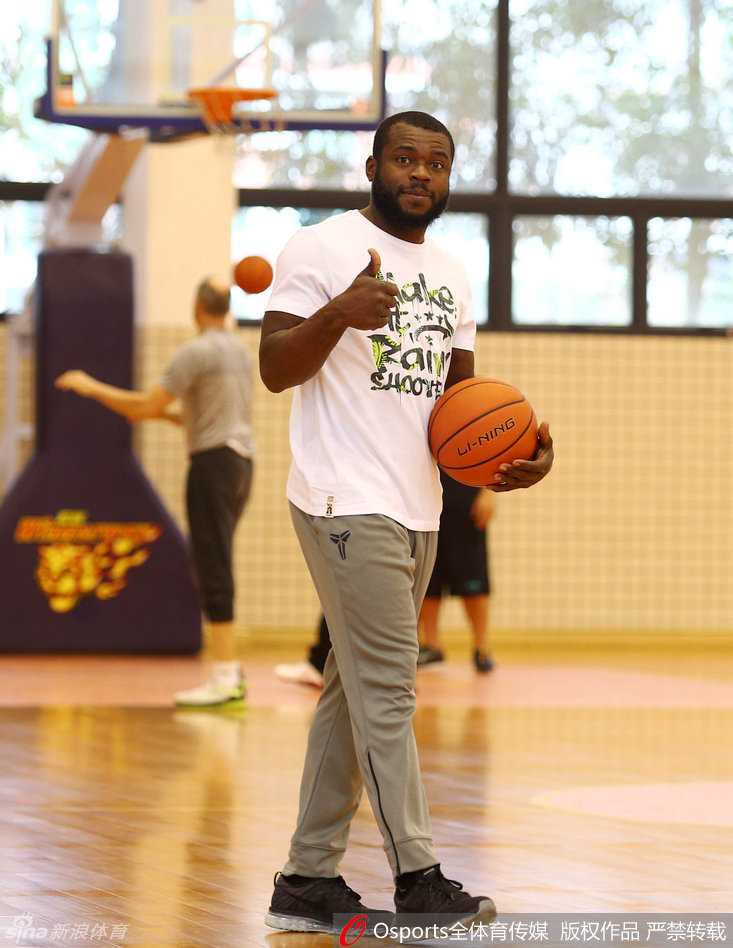 周鹏在场上笑得开怀，汗水映照着球馆的灯光，那是一种投开了、打顺了的畅快，三分如雨浇灭对手反扑火焰。