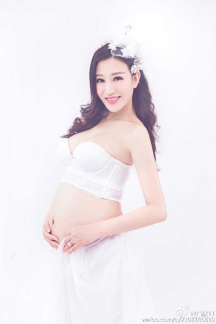 镜头特写两人紧握的手，以及孕肚上可爱的猴子图案，背景里隐约可见的“爱心”元素，仿佛在向全世界宣告：我们即将迎来最珍贵的礼物。