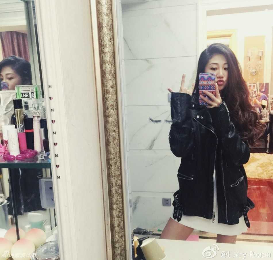 在另一组照片中，李跑换上优雅的裙装，依靠在栏杆边，眼神温柔地望向远方，修长的身材比例完美展现，宛如一幅动人的油画。