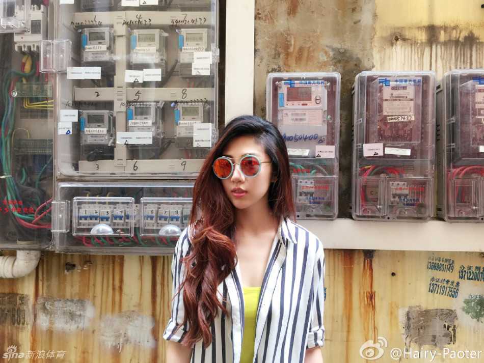 这张照片中，李跑选择了一套凸显气质的穿搭，她悠闲地走在街道上，不经意的抓拍却捕捉到了她自信优雅的瞬间，美腿线条流畅，气场十足。