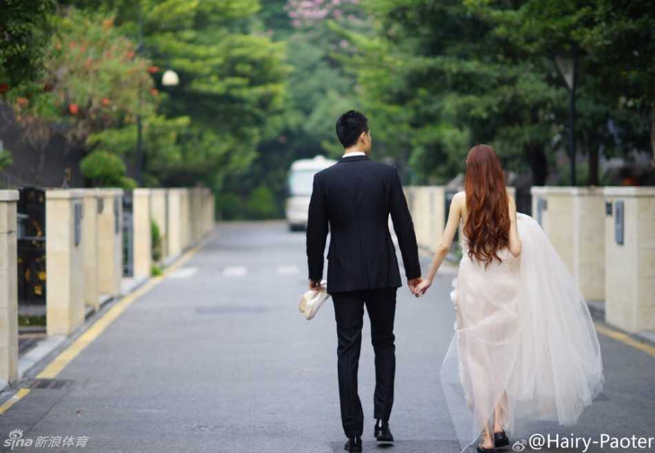 最后一张照片，李跑在夕阳的余晖中留下美丽的剪影，虽然看不清面容，但那完美的身材比例和一双美腿却在光影中勾勒出迷人的轮廓，为这次视觉之旅画上完美句号。