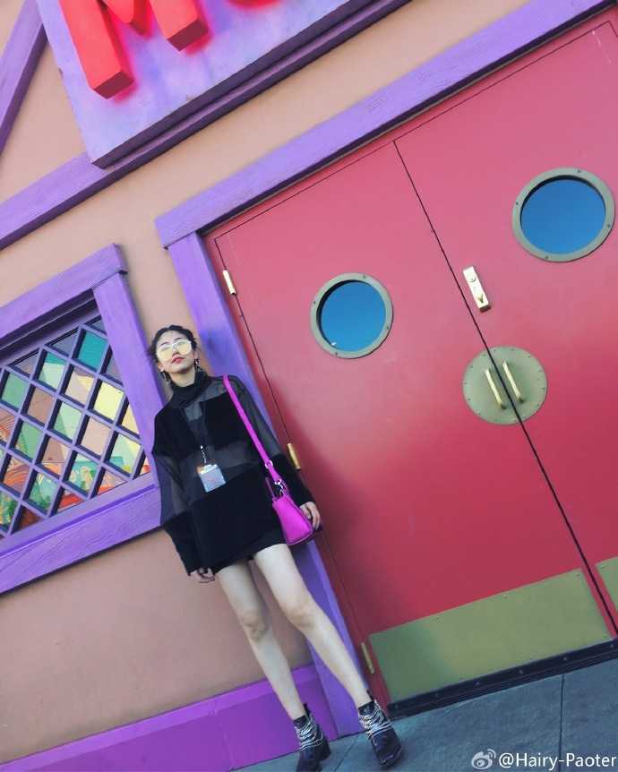 在出游的路上，李跑细心挑选了一处美景，举起手机准备自拍留念，她专注地看着屏幕调整角度，身后的风景虽美，但在爱人眼中，此刻认真自拍的她才是最美的风景。