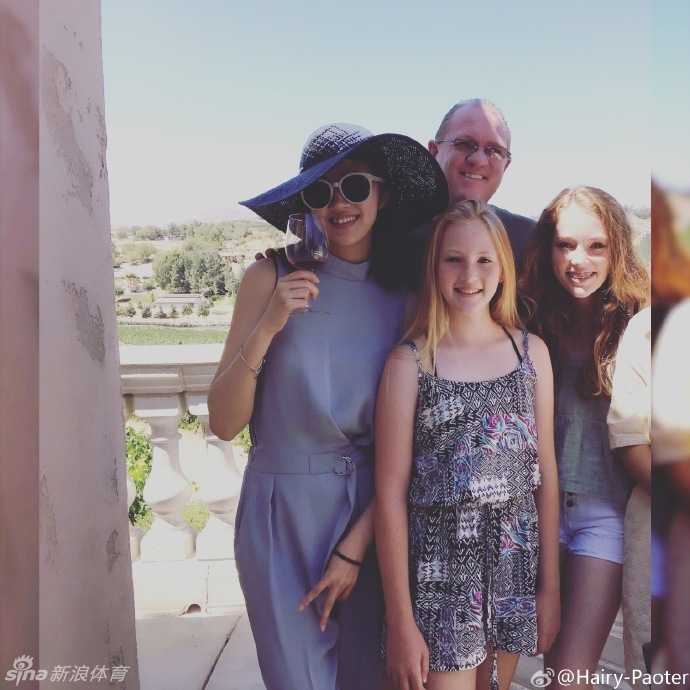 在蔚蓝的泳池边，李跑身穿时尚的泳装，展现出修长曼妙的身材曲线，享受着阳光与水的清凉，一张游泳照尽显其健康与自信。