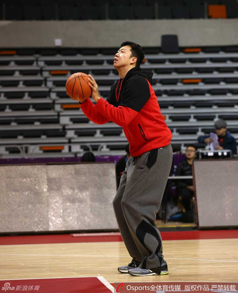 王治郅亲自上阵示范背身单打动作，他庞大的身躯却做出极其灵巧的转身，一旁的雷蒙和队友们看得目不转睛，生怕错过任何一个细节。