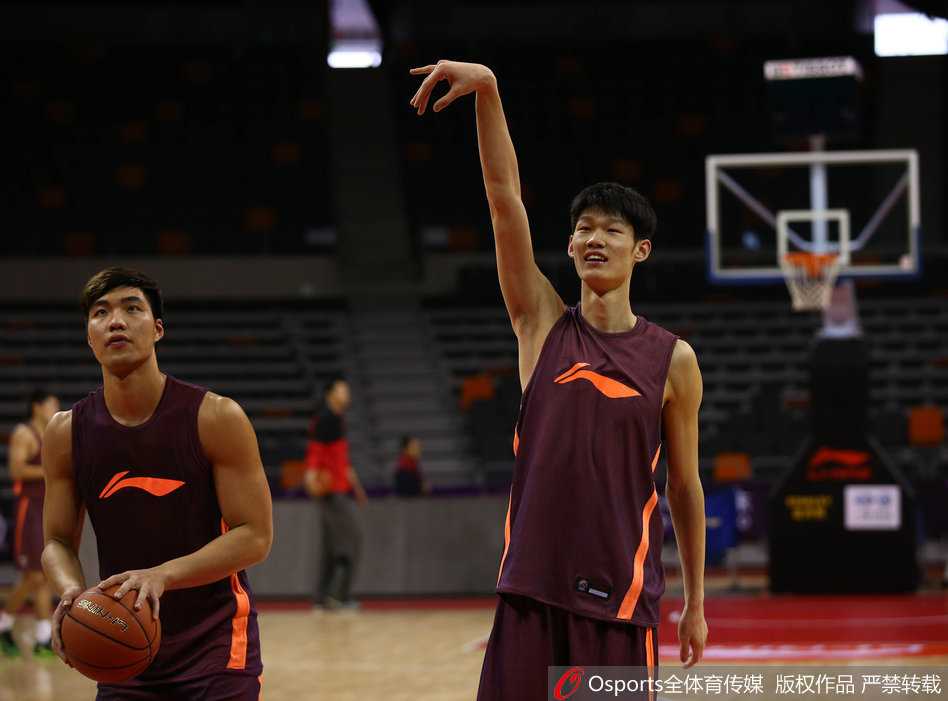 胡金秋在篮下连续起跳进行投篮练习，每一次出手后他都迅速调整步伐准备抢篮板，那股认真劲儿仿佛是在进行一场真正的比赛。