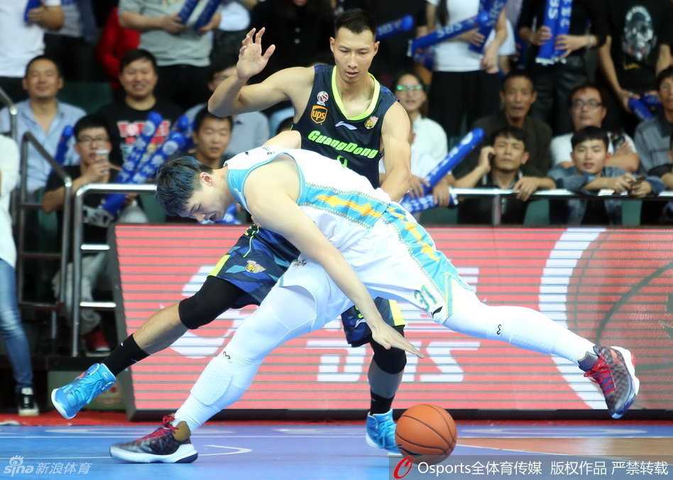 巨人之间的较量，王哲林在易建联头顶跃起，试图越过这道中国男篮的历史丰碑。