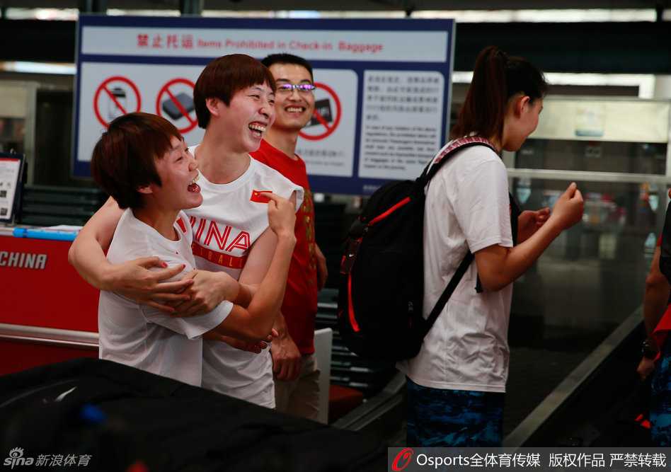 等待出发的大巴车上，赵志芳和吴迪这两位来自校园篮球的“学霸”球员相视而笑，她们即将在职业赛场上书写属于自己的传奇。