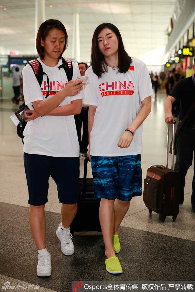 内线支柱孙梦然在对抗中高高跃起，手臂肌肉线条紧绷，这一刻她像一位真正的战士，守护着中国队的禁区。