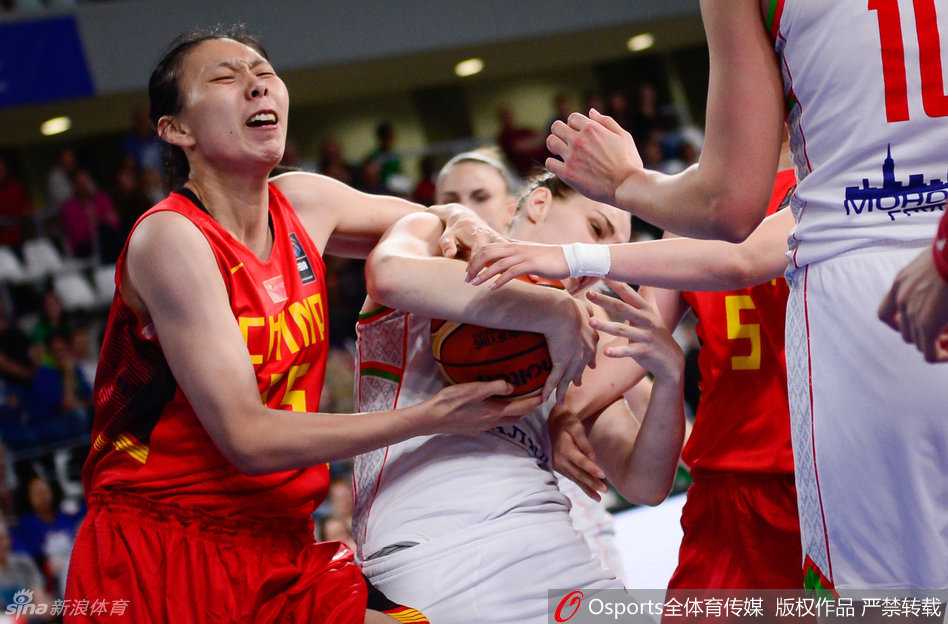 双方多名球员同时跃起，手臂交织在空中，为了争夺篮板球的控制权，每个人都展现了寸土必争的顽强意志。