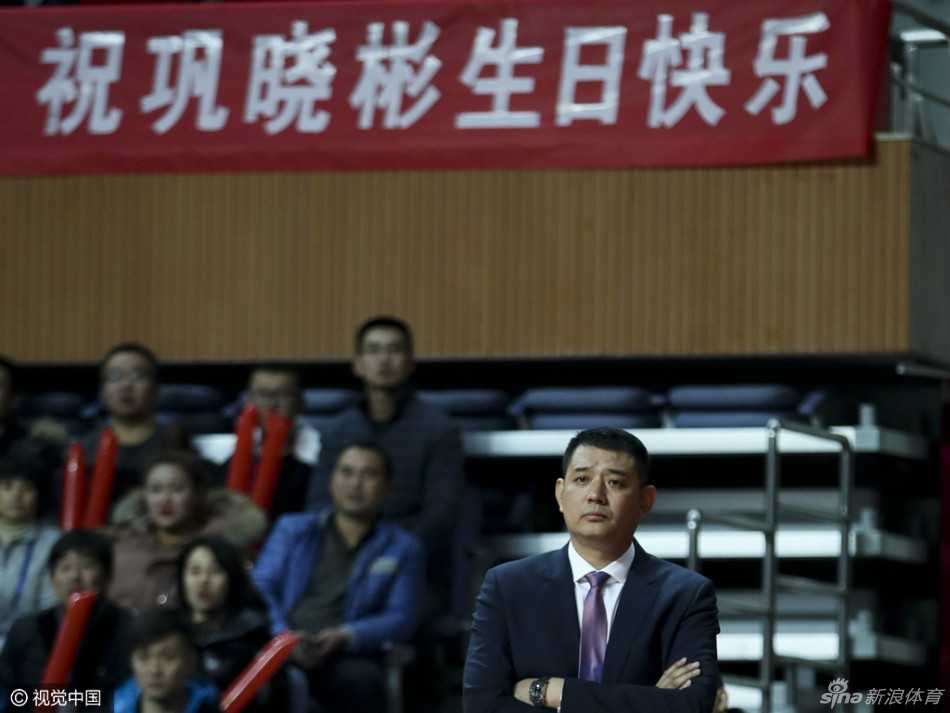 深圳与青岛的比赛进行到白热化阶段，青岛队球员张骋宇持球高速突破，深圳队的防守球员紧贴着他，两人身体发生对抗，张骋宇的眼神坚定，这一场他砍下23分，几乎凭借一己之力扛起球队的进攻大旗。