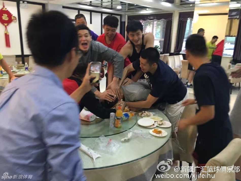 一只手正将奶油拍向寿星的脸，奶油在空中散开，寿星瞪大眼睛满脸震惊，定格在袭击发生的瞬间