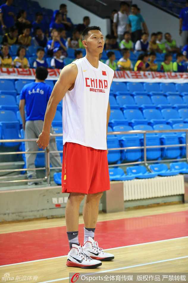 潜力新星周琦在训练中展现出柔和手感，篮球划过完美弧线精准入筐，他的每一个动作都承载着无数球迷的期盼。