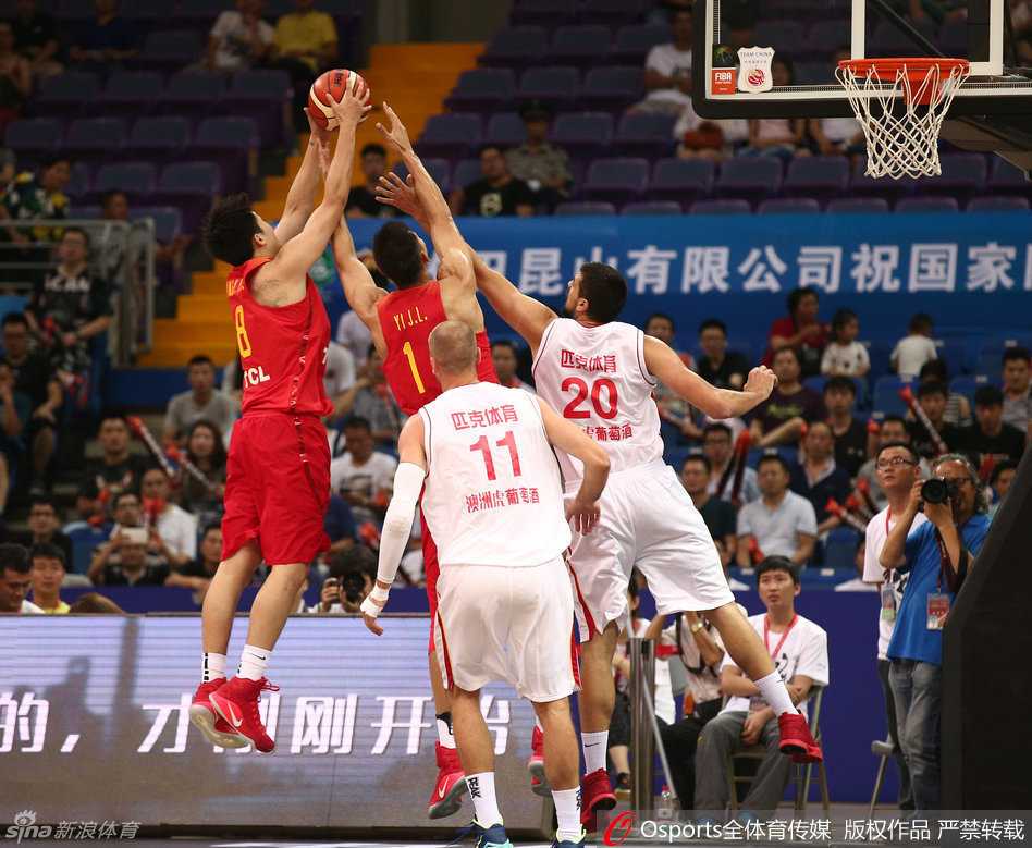 丁彦雨航在对手严密防守下轻松跳投，眼神中透露出无比的自信与冷静，皮球应声入网