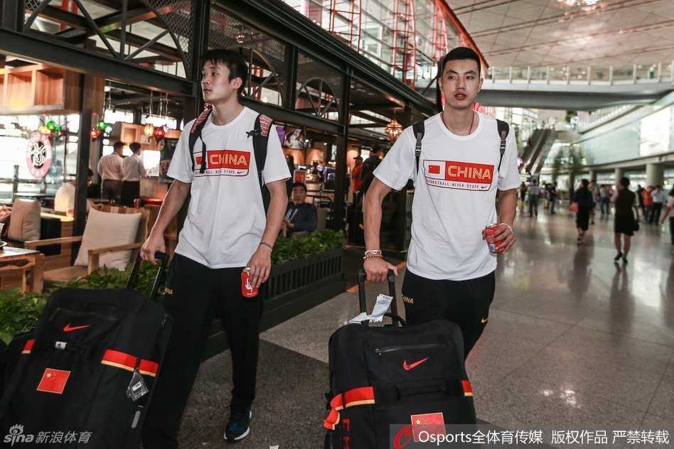 身形高大的周琦独自推着满载的行李车，表情专注而平静，身后的队友们三三两两交谈着，首都机场的到达大厅因为这群年轻人的到来而显得热闹非凡。