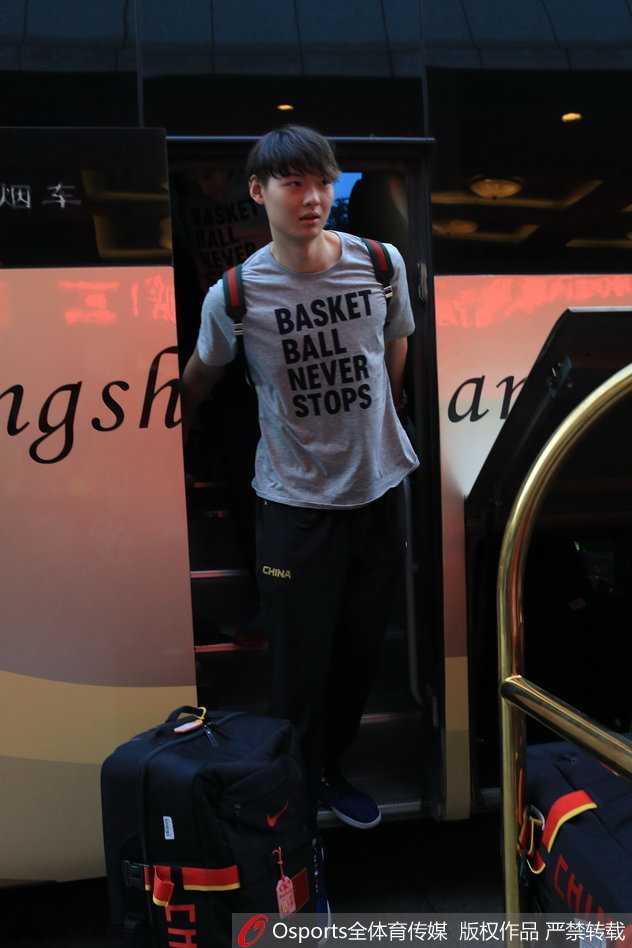 基地内悬挂着醒目的红色横幅，上面写着‘欢迎中国男篮’的字样，在阳光照耀下显得格外温暖，迎接小伙子们的到来。