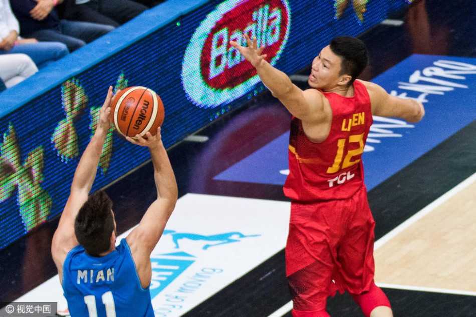 翟晓川在拼抢中展现出拼命三郎的本色，此役他贡献了11分，其积极的跑动和空切一度为中国队在第二节掀起追分高潮。