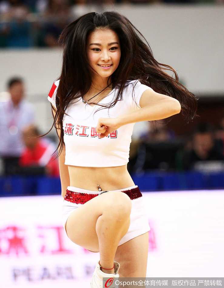 在五彩斑斓的灯光映照下，篮球宝贝们排成一列展示欢快的舞步，动感的画面仿佛让人听到了现场震耳欲聋的音乐声和欢呼声，气氛热烈非凡