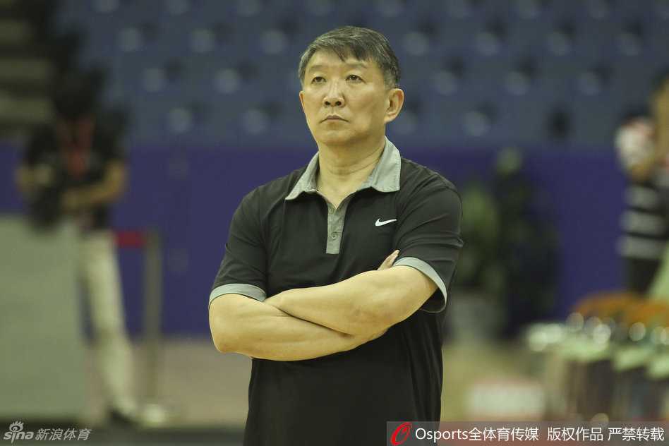 李根面容刚毅，运球向前场推进，强壮的身体像一辆小型坦克，为球队的快速反击提供了坚实动力。