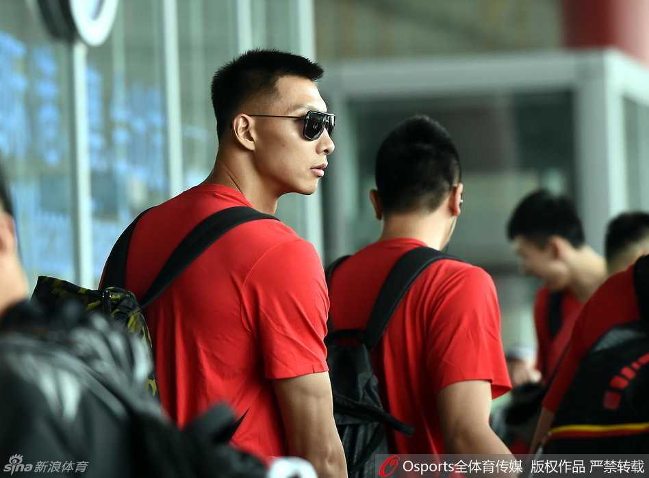 男篮核心易建联戴着时尚墨镜现身训练场，一身休闲装扮难掩领袖气质，神情酷劲十足，仿佛在说：一切尽在掌握。