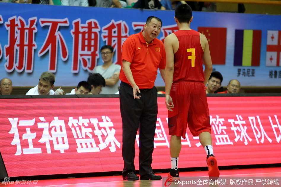 胡金秋在内线强硬卡位，奋力拼抢下关键的进攻篮板