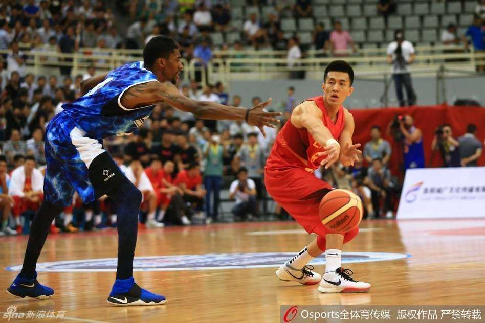 王哲林在内线卡位成功，稳稳将篮板球收入囊中，为球队争取到二次进攻的机会。