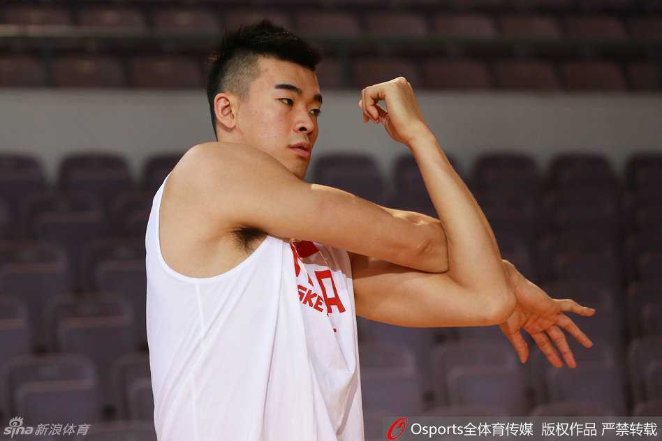 李慕豪小心翼翼地拉伸着跟腱，眼神中透露出急于康复回归赛场的渴望。