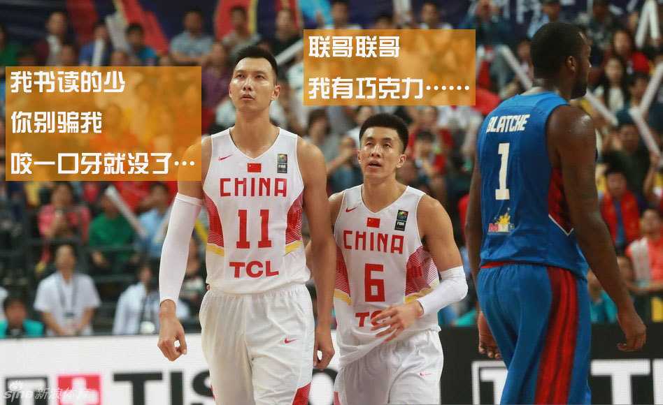 赵继伟惊魂未定，双手乱挥，假蛇还挂在礼物盒边缘，他脸上的表情既惊恐又无辜，完美诠释了什么叫‘好奇害死猫’。