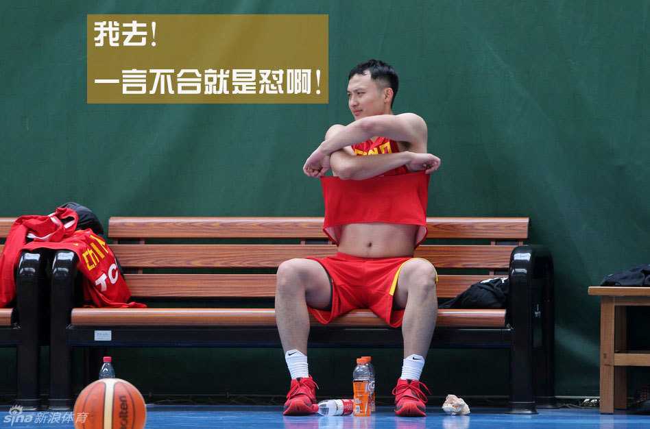 夕阳的余晖洒在体育馆的地板上，男篮队员们结束了一天的训练，说说笑笑地走向场边。