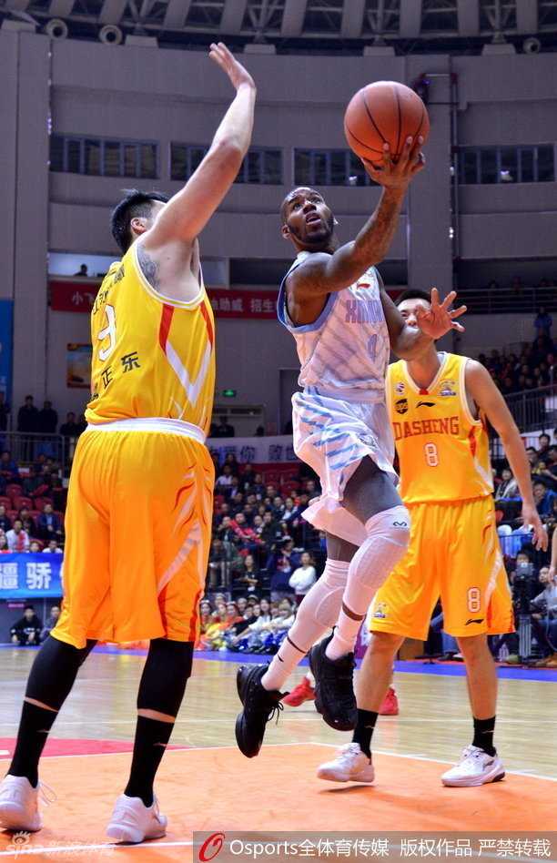 李根扛开防守人，凭借强悍的上肢力量完成强硬上篮