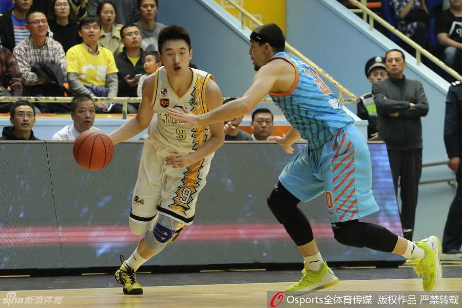 布拉切用庞大的身躯完成势大力沉的单手劈扣，但在他无奈的表情中，似乎预示着这场比赛的结局并不如人意。