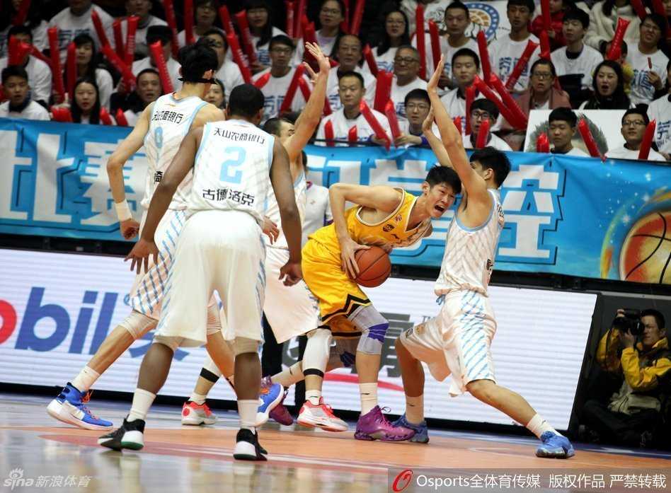 胡金秋篮下强起遭周琦遮天大帽，年轻的大秋在这场国家队内线对决中交出了宝贵的学费。