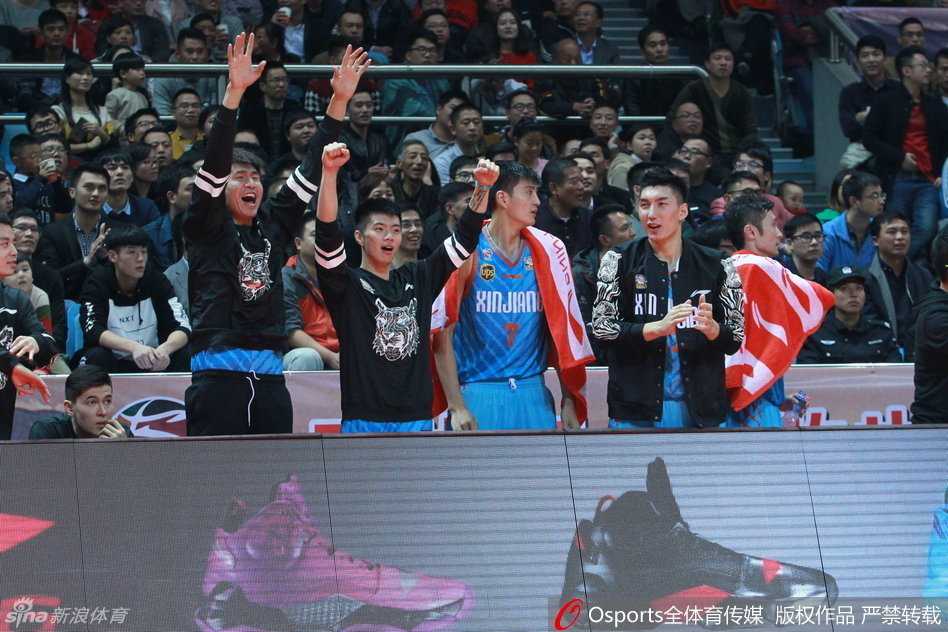 李根持球强行突破，面对周琦遮天蔽日的长臂封堵依然坚决起跳，两人在空中形成激烈对抗，而裁判的哨声似乎并未及时响起。