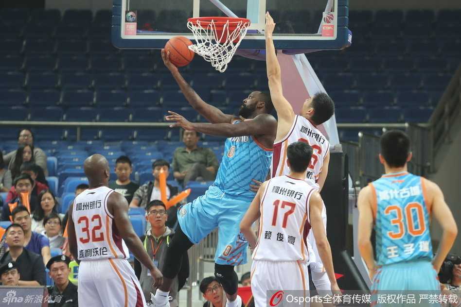 亚当斯外线持球，面对扑防上来的防守者，他冷静地调整步伐，在三分线外一米远的地方突然干拔出手，皮球稳稳命中靶心。