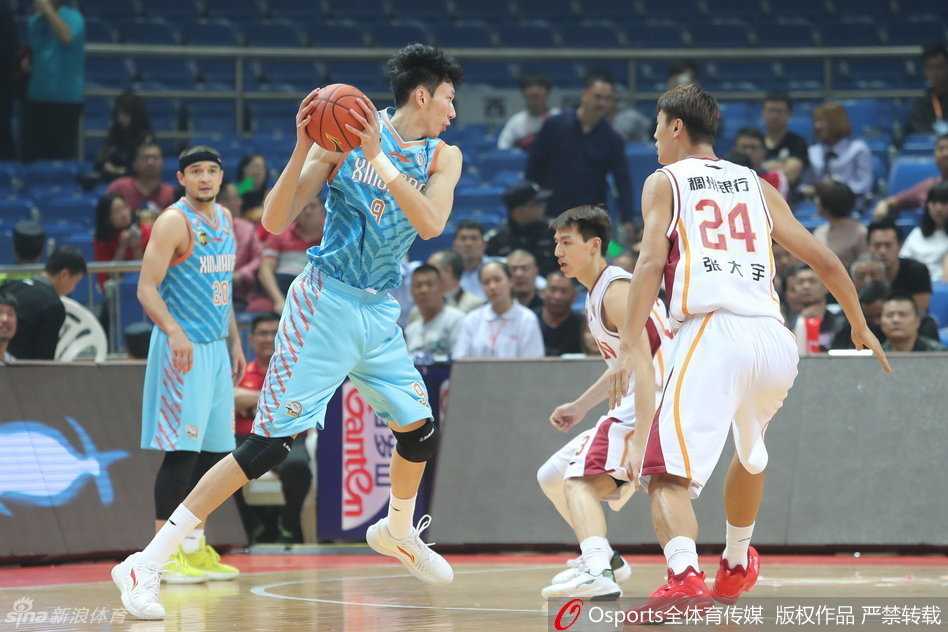 布拉切背身单打，他用力向后碾压，防守球员虽全力以赴却难以撼动，只能目送这位内线巨无霸完成一次强硬的篮下进攻。