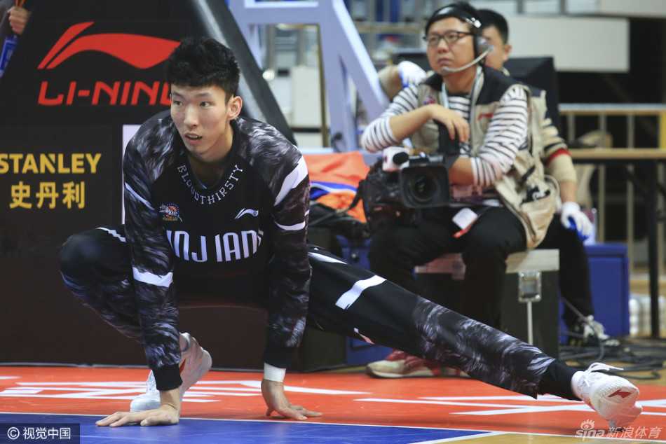 布拉切低位单打，他往后靠了靠感受防守位置，随即一个漂亮的转身后仰跳投，防守球员只能望球兴叹，皮球空心入网。