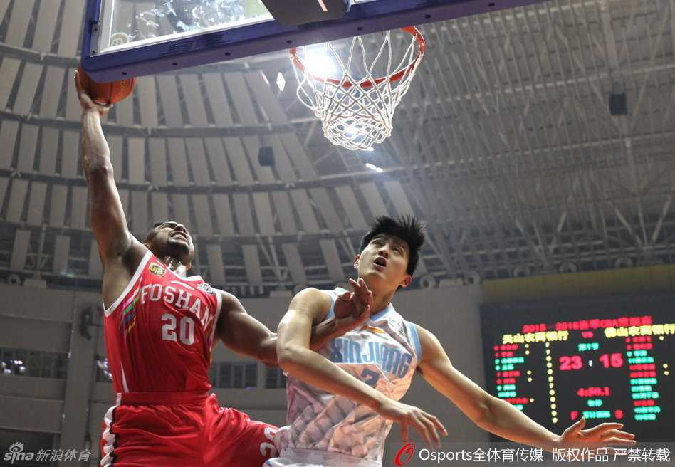 刘炜挥手示意全队落位，队友们心领神会疾走穿插，每一次战术布置都透着默契