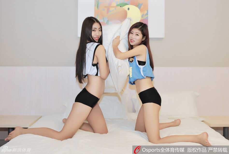 闺蜜二人互不相让，用抱枕轻轻打闹，画面充满动感和青春气息