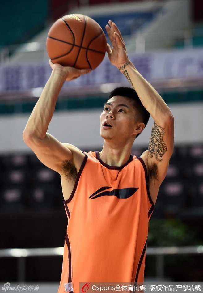 广州新援史蒂芬森完成暴扣后双手挂筐，肌肉虬结，落地后与队友用力击掌，他的到来让球队内线实力大增。