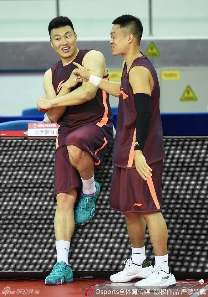 李学林与李根在场地中央碰拳致意，两人面带笑容，仿佛回到了当年并肩作战的青葱岁月，气氛十分融洽。