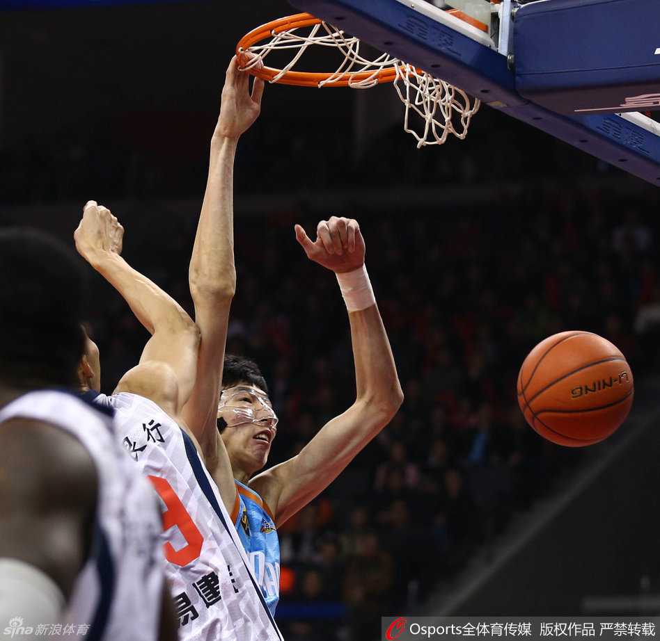 广东外援拜纳姆与国家队宿敌刘炜对位，两人都全神贯注，拜纳姆凭借速度试图摆脱这位经验丰富的老将的纠缠。