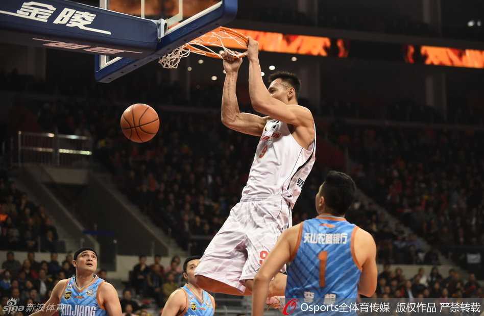 面对前辈的强势，周琦并未退缩，他持球背身单打，利用身高和柔和的手感强行出手，回敬了一次精彩的篮下进攻。