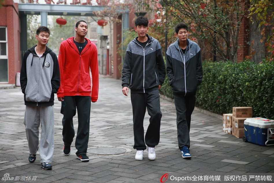 训练间隙，国青主帅范斌将丘天拉到一旁单独指点，神情严肃而专注，丘天则认真聆听，眼神中透露出对细节的渴求