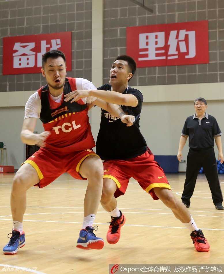 睢冉与郭艾伦在高速对抗中互不相让，睢冉眼神坚毅试图卡住身位，郭艾伦则像利刃般持球寻找突破的缝隙