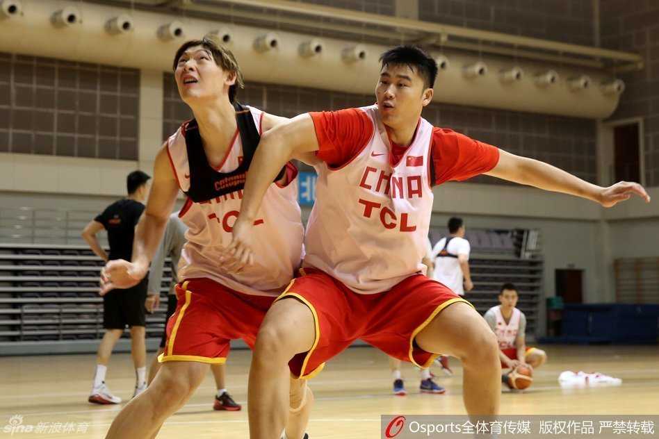 丁彦雨航面对李根的强硬防守毫无惧色，他高高跃起干拔跳投，李根的手掌几乎封到了他的眼前，充满了视觉张力